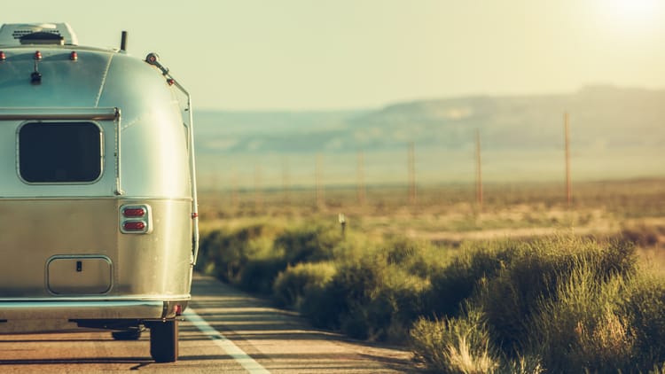 pulling-travel-trailer-along-utah-state